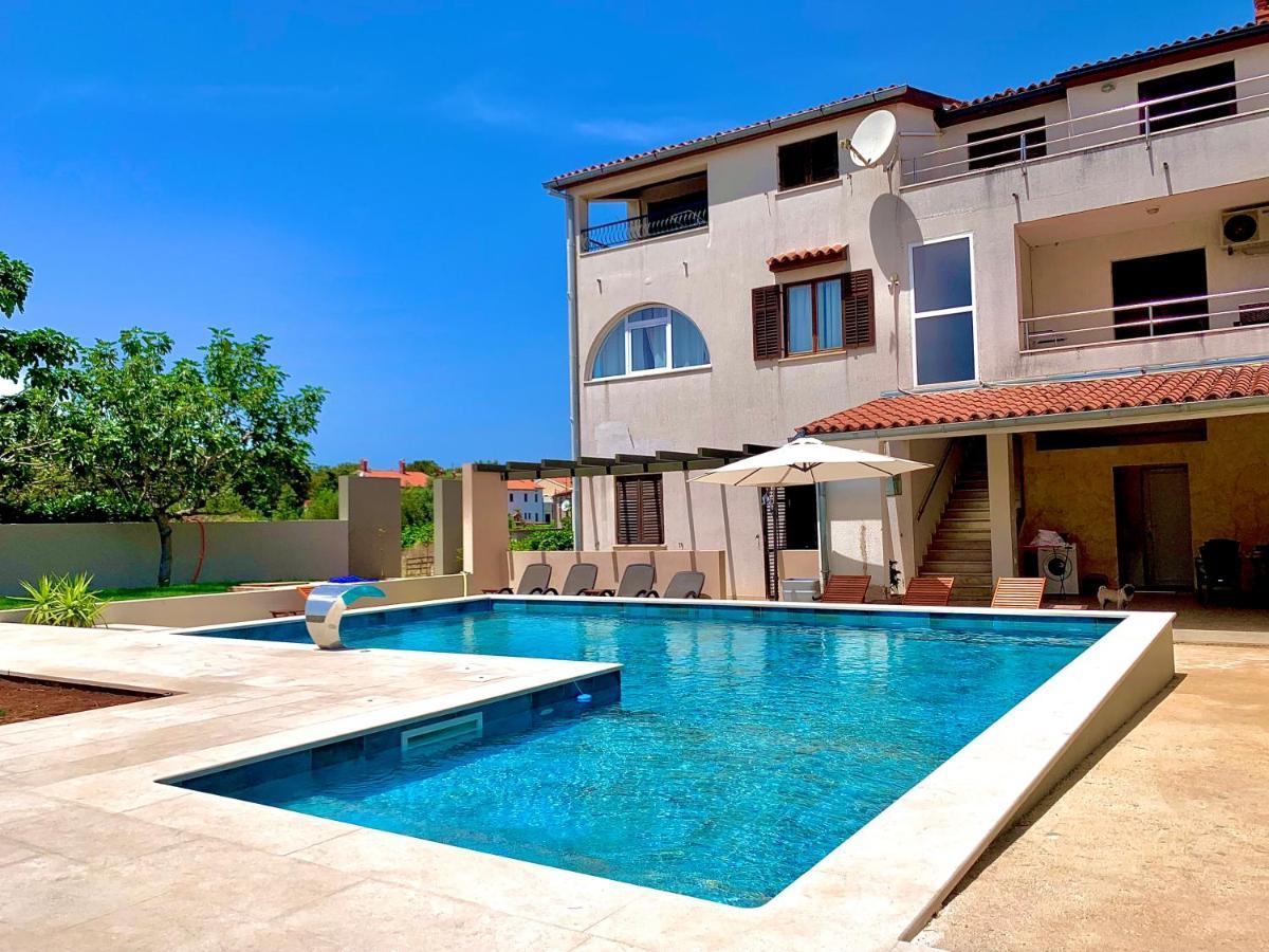 Linc Rooms & Apartments Banjole Bagian luar foto