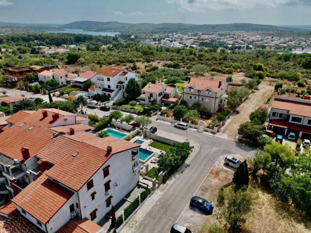 Linc Rooms & Apartments Banjole Bagian luar foto