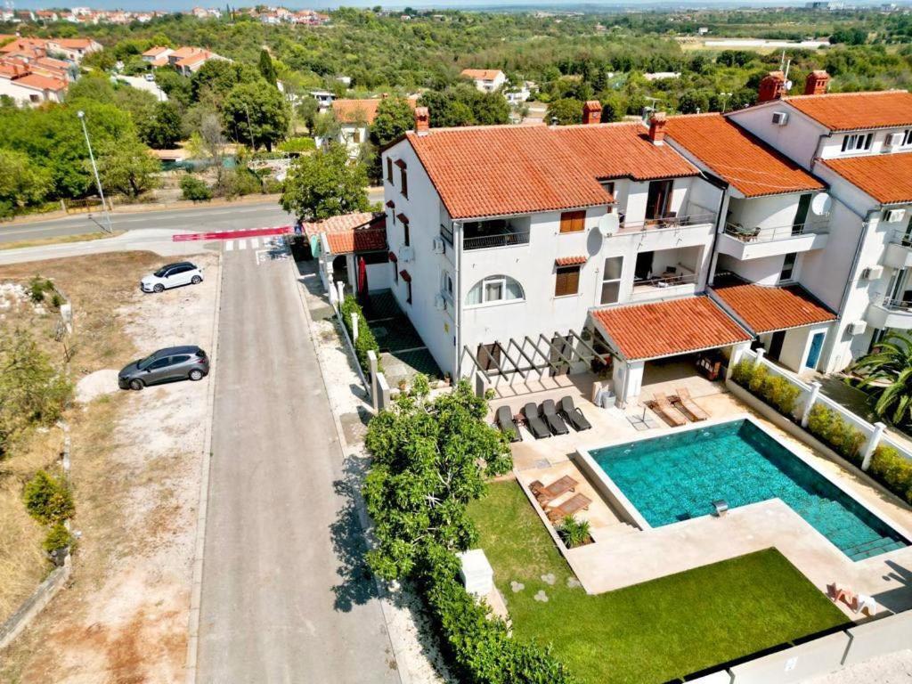 Linc Rooms & Apartments Banjole Bagian luar foto