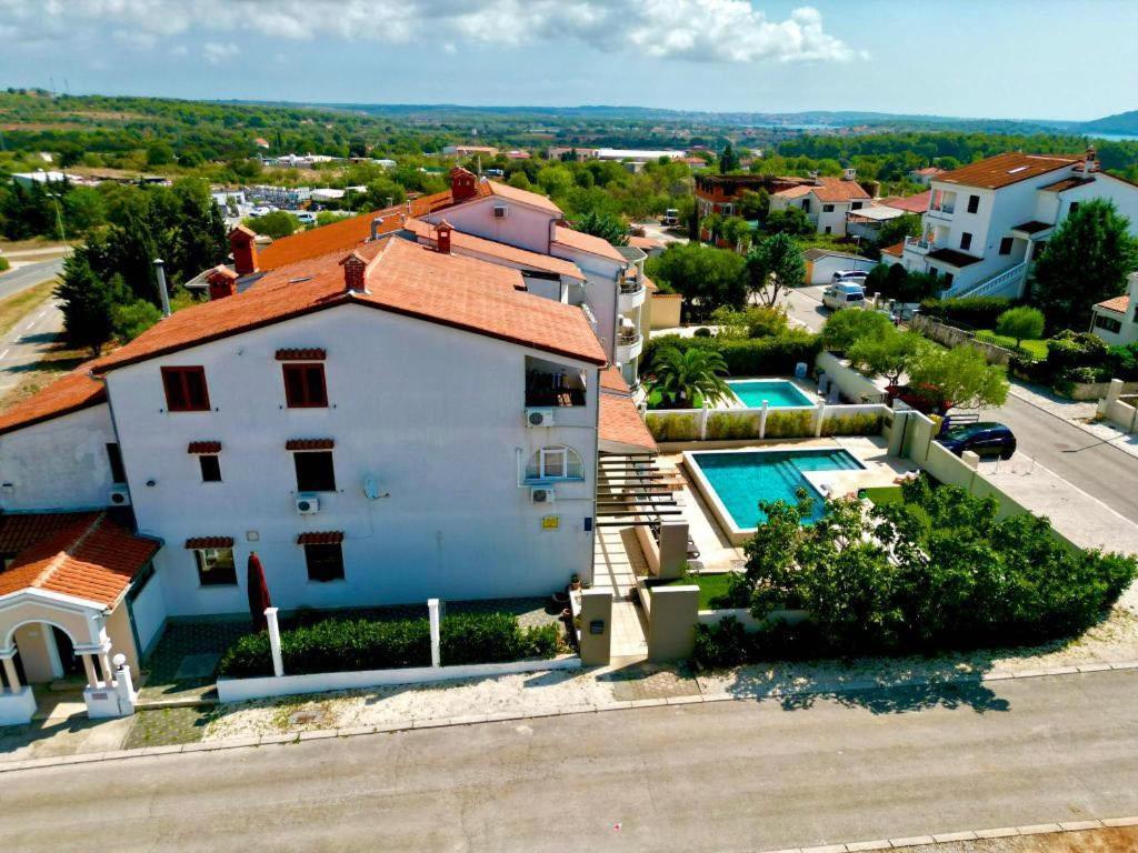 Linc Rooms & Apartments Banjole Bagian luar foto