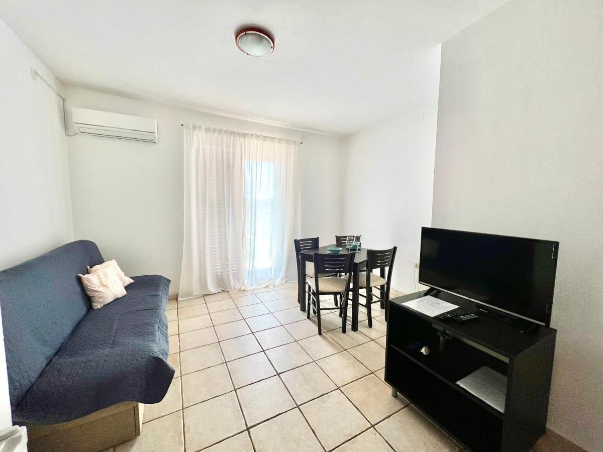 Linc Rooms & Apartments Banjole Bagian luar foto
