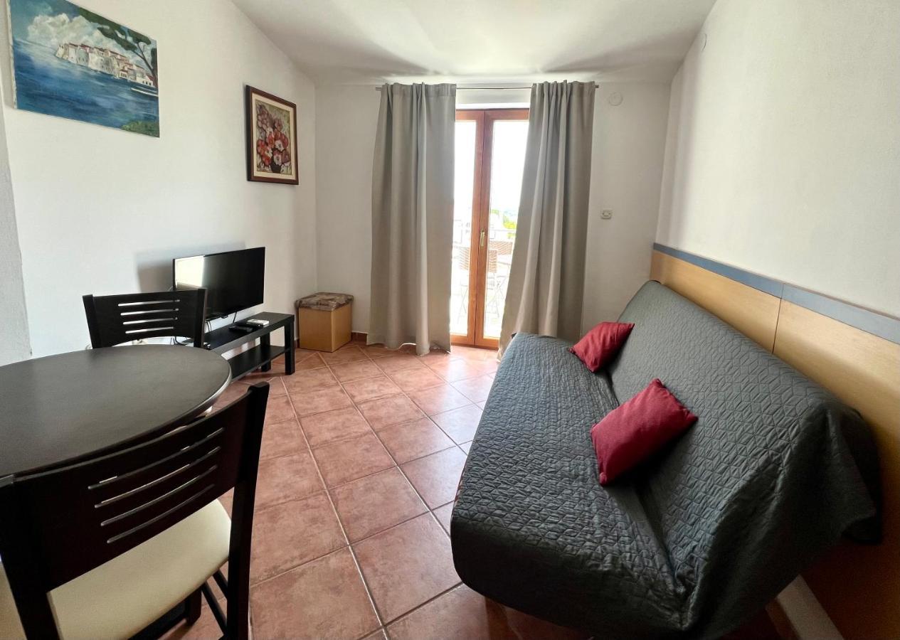 Linc Rooms & Apartments Banjole Bagian luar foto